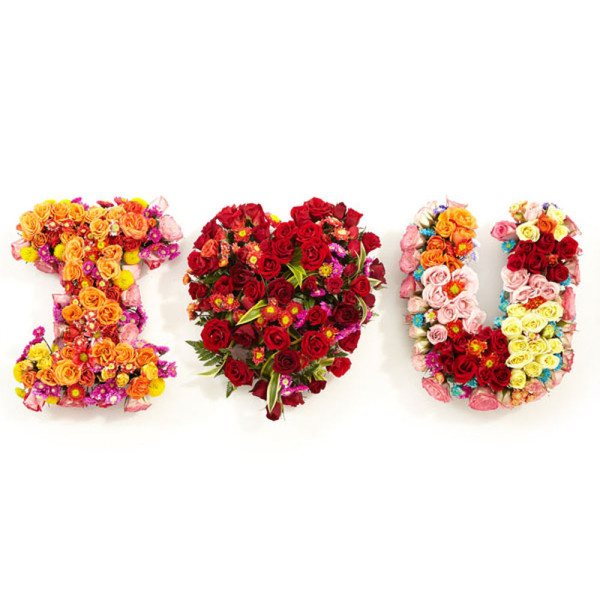 Arreglo Floral con Letras y Corazón - Diseño I Love You