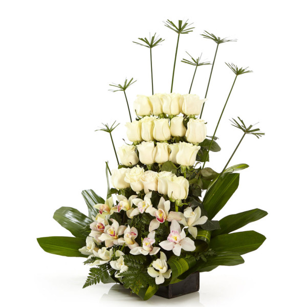 Diseño Elegante de Rosas Blancas y Orquídea Cymbidium- Edición Reverencia